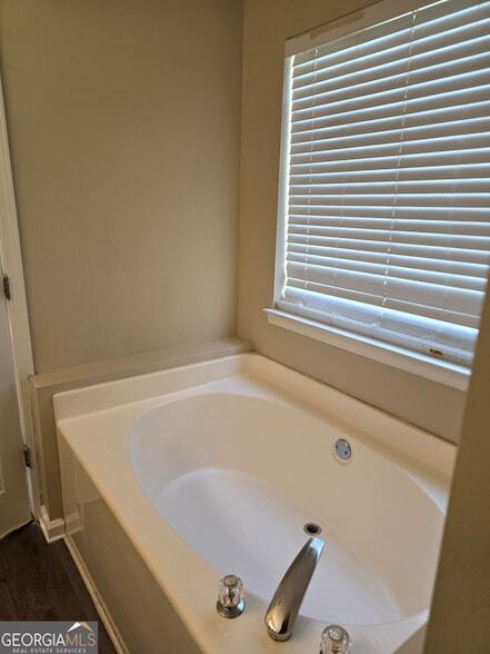 Building Photo - 100 Mountain Way