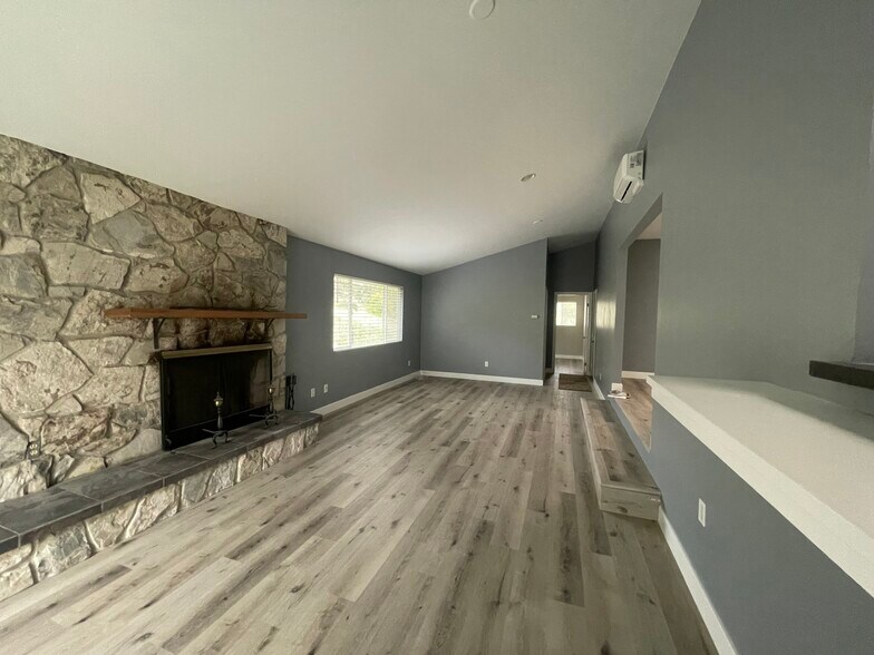 Building Photo - 2737 Sarver Ln