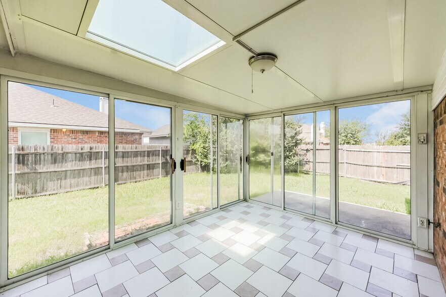 Building Photo - 5017 Eastcreek Dr