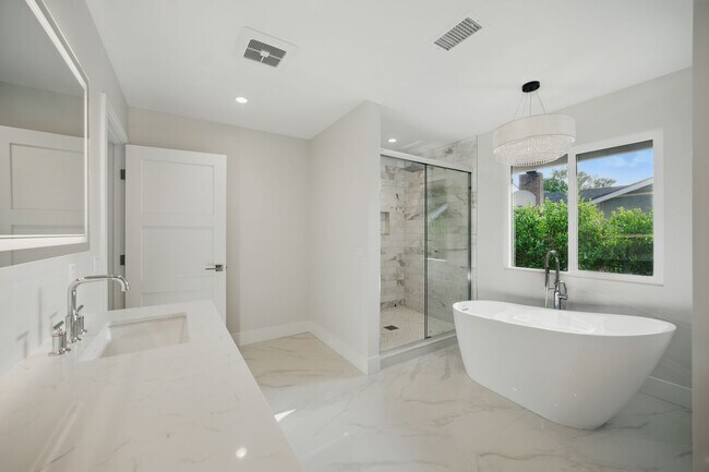 Building Photo - Stunning Home for Entertaining in Highly S...