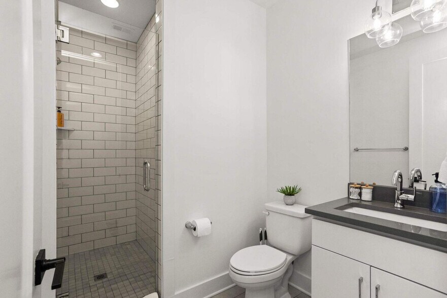 Building Photo - 1708 8th Ave S