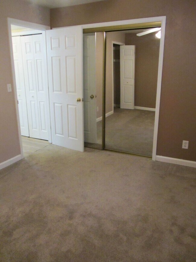 Building Photo - Lovely 2 Bedroom, 1 Bathroom Condo in Cast...