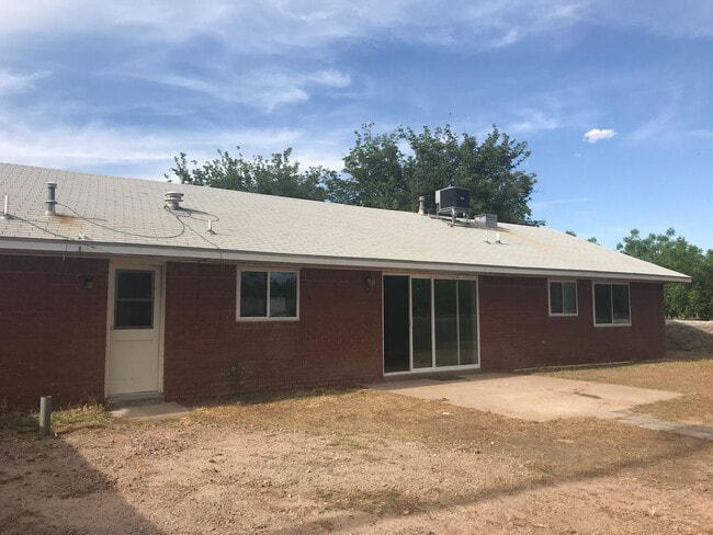 Building Photo - Country Living