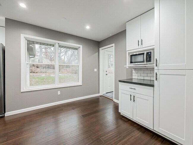 Building Photo - Charming 3-Bed, 2.5-Bath Home in Pinckney!