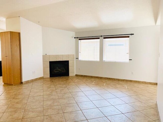 Building Photo - Lovely 1460/sf 3 Bedroom  2 Bath  2/CG TH