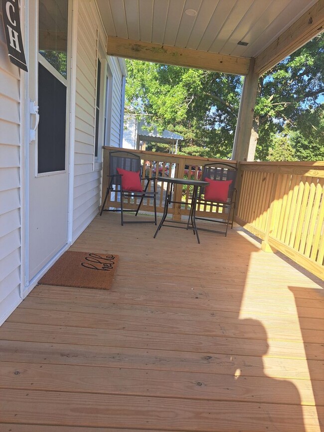 Building Photo - COMPLETE Remodel 2 Bedroom / 1 Bath House