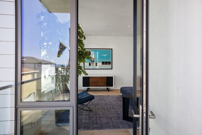 Building Photo - 124 15th Pl