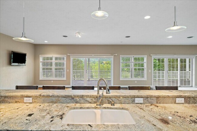 Building Photo - Bright and Spacious Home on Cascades Rd