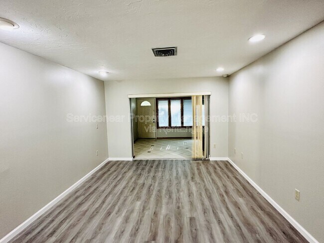 Building Photo - 423 Whispering Oaks Ct