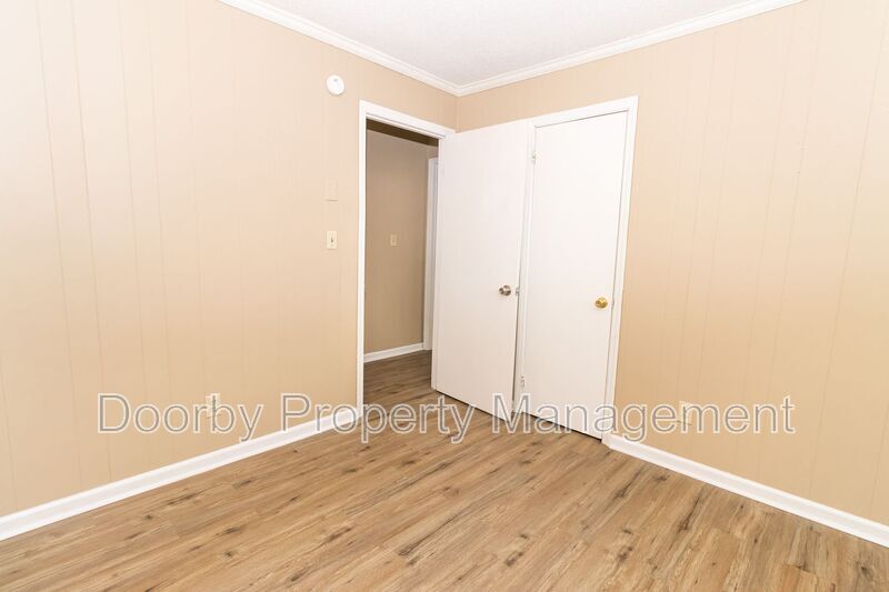 Building Photo - 809 Henderson Ave