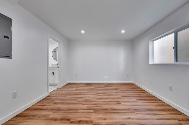 Building Photo - 11845 Hamlin St