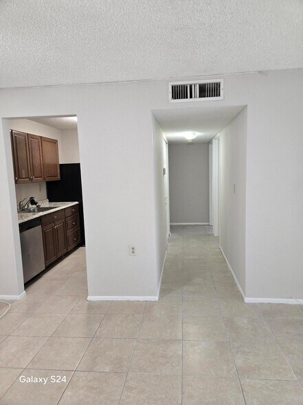 Building Photo - 1141 Lake Victoria Dr
