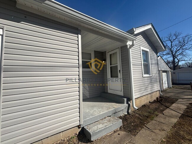 Building Photo - 711 W 22nd St