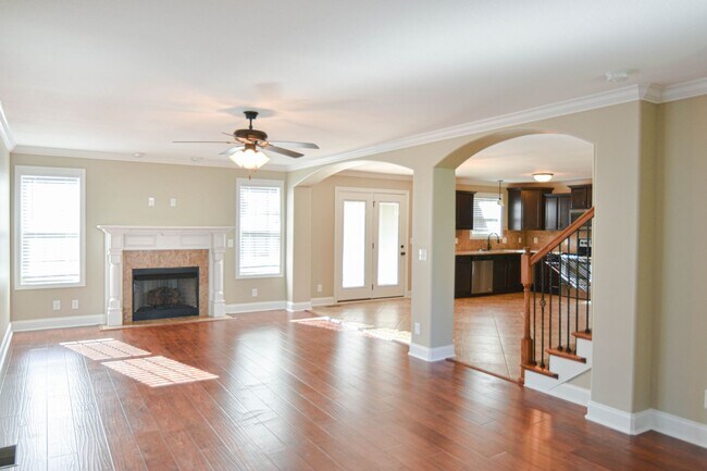 Building Photo - Pet Friendly Three Bedroom with Bonus!