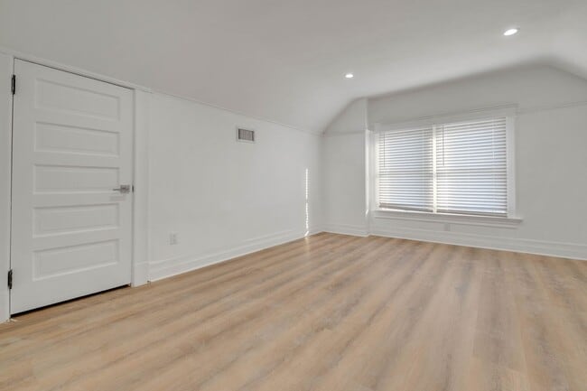 Building Photo - This spacious 1 bed, 1 bath apartment in a small, peaceful property in prime Lincoln Heights is n...