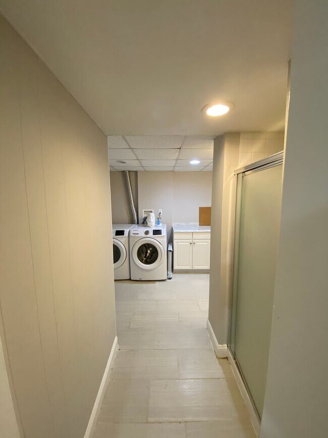 Building Photo - Spacious 5Bed/3.5Bath Townhome in Prime To...