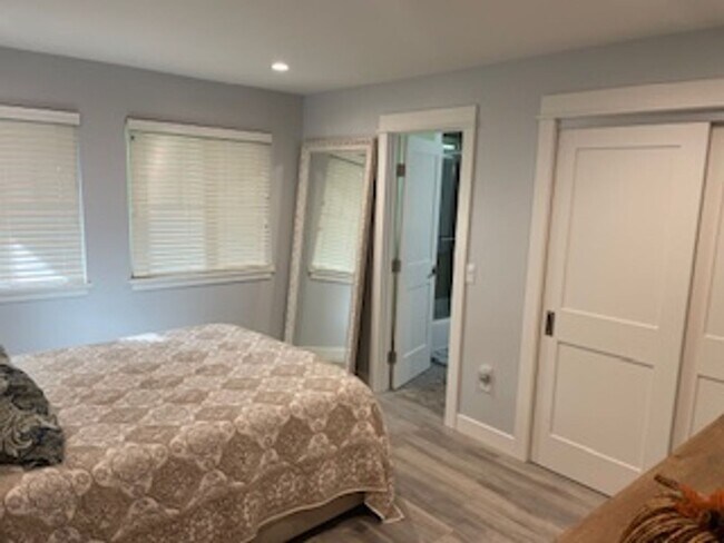 Building Photo - 1481 Hollister Ln