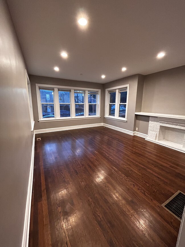 Building Photo - 5653 N Talman Ave