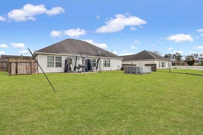 Building Photo - AVAILABLE JUNE (PETS PERMITTED)