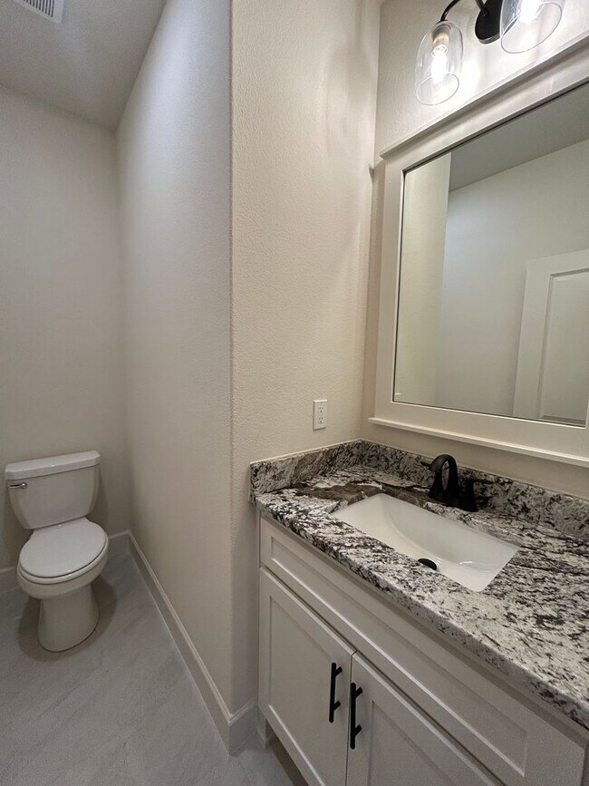 Building Photo - Beautiful Modern Home in Pea Ridge!