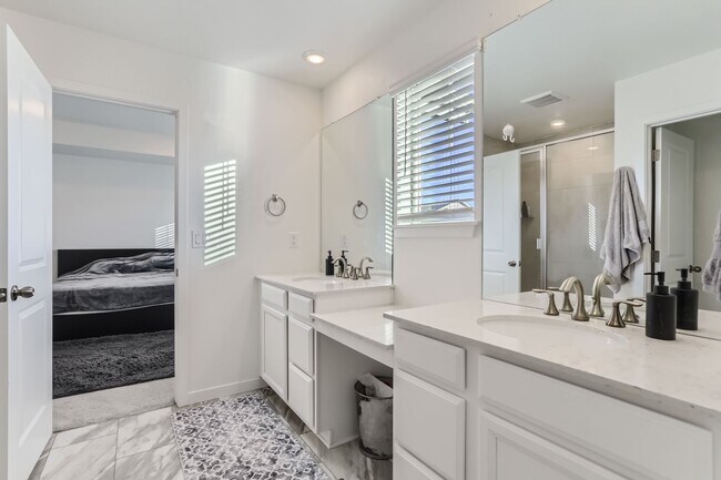 Building Photo - Stunning New Build in Aurora with Sleek Fi...