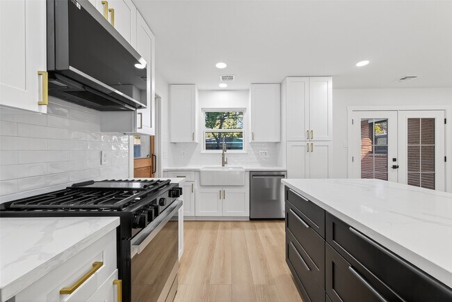 Building Photo - 9770 Cedardale Dr