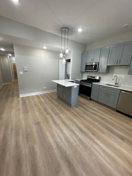 Building Photo - 440 W Belden Ave