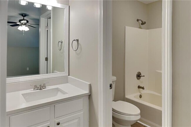 Building Photo - 6778 Oakhurst Ct