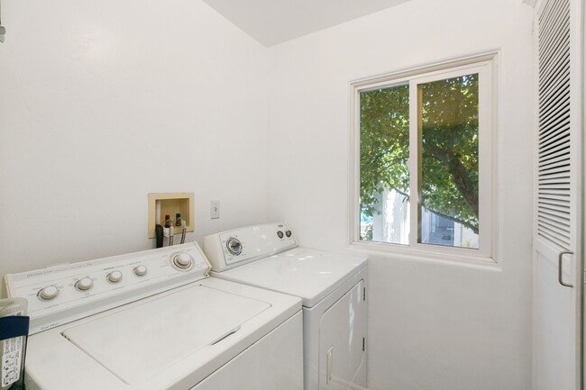 Building Photo - Spacious Talmadge Home WITH POOL!