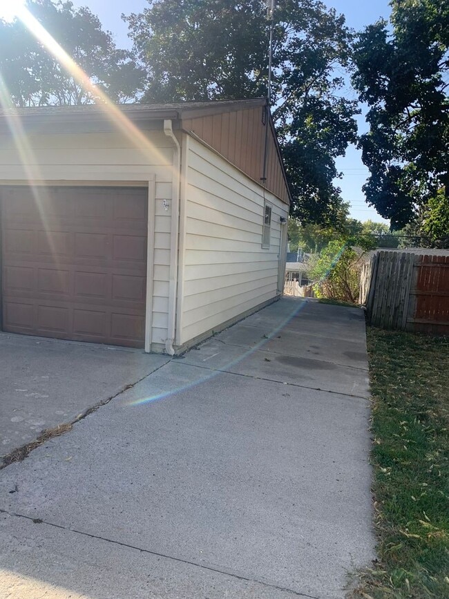 Building Photo - 3 bedroom, 1.5 Bath Home located near Skyv...
