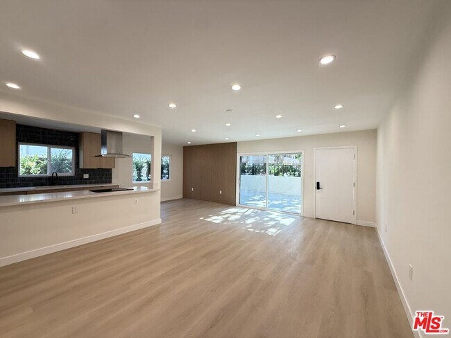 Building Photo - 322 S Swall Dr