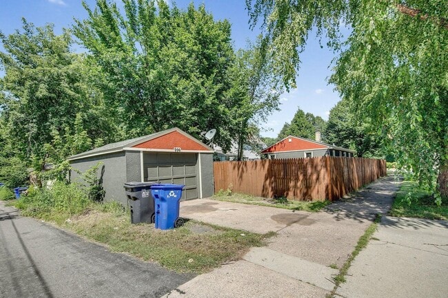 Building Photo - Large 5 Bed | 2 Bath House W/ Fenced Yard ...