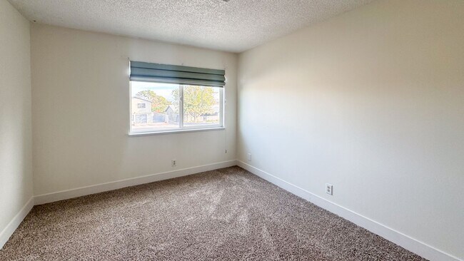 Building Photo - Move-In Ready 3-Bedroom with Pool / Lawn and Pool Service Included!