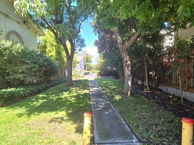 Building Photo - Spacious 2-Story Townhome, 2122 Sq Ft, End...