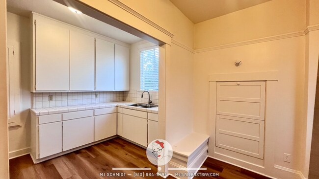 Building Photo - Lovely 1/1 walking distance to shopping, restaurants, public transportation!