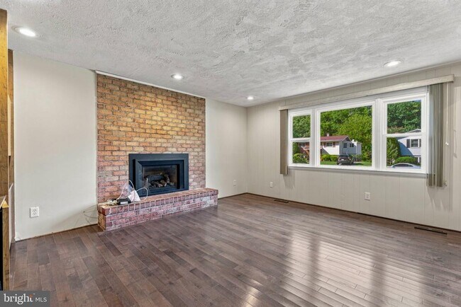 Building Photo - 4631 Hawksbury Rd