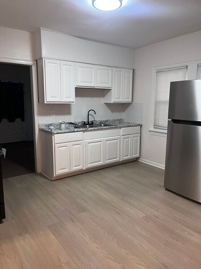 Building Photo - Charming 2-Bedroom Upper Unit – Spacious Living