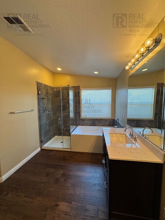 Building Photo - Ideal Layout! 4 Bedroom Home with Main Floor Bed/Bath & Open Loft