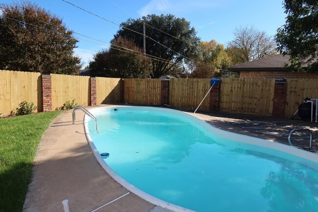 Building Photo - 4819 Royal Oak St