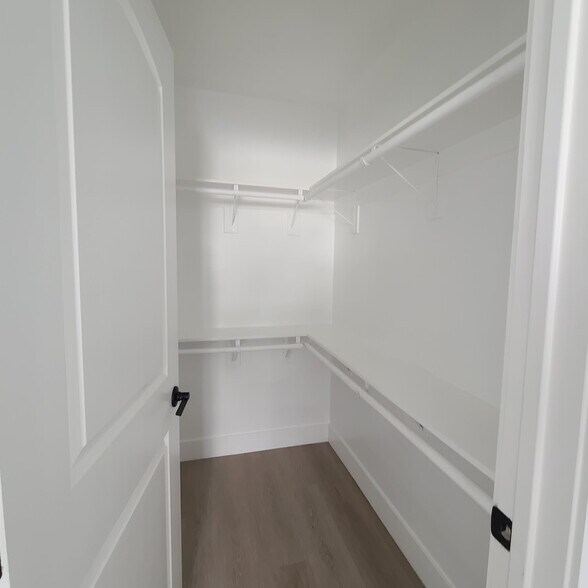 Building Photo - 8151 Hazeltine Ave