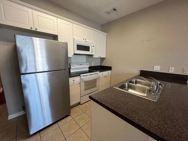 Building Photo - Auburn Townhome