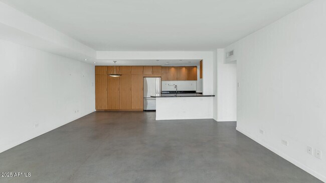Building Photo - 207 W Clarendon Ave
