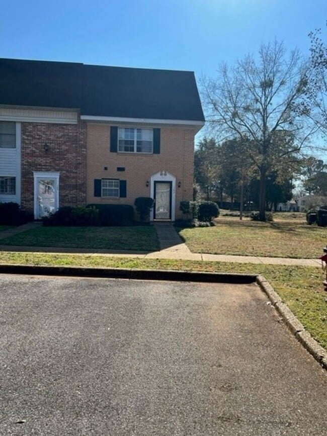 Building Photo - 165 Fox Run