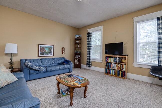 Building Photo - One bedroom downtown living with utilities included!