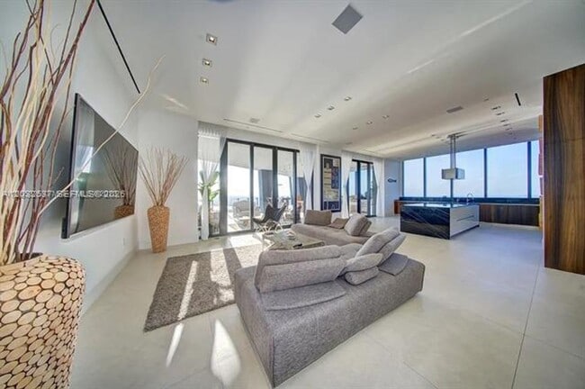 Building Photo - 17141 Collins Ave