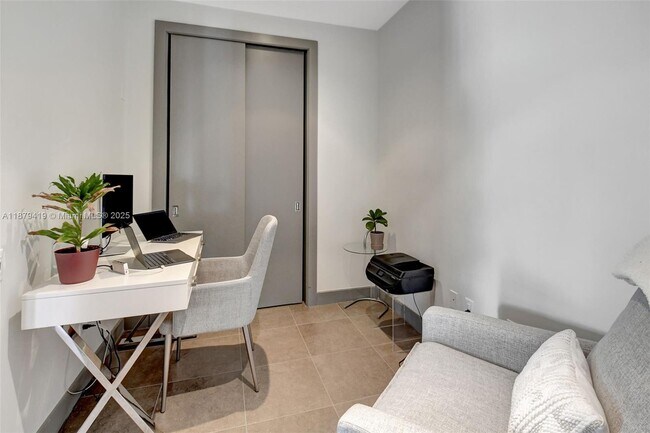 Building Photo - 110 SE 2nd St