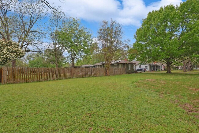 Building Photo - Amazing Historic 1940's Home in Original C...
