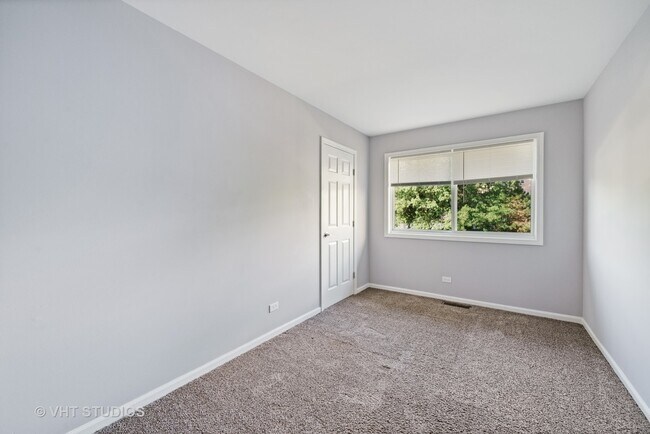 Building Photo - 450 Valley Dr