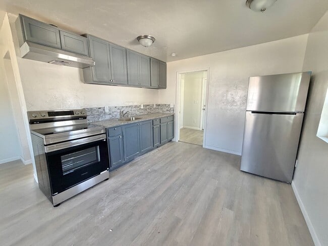 Building Photo - 2 bed newly renovated!