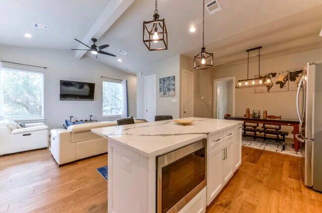 Building Photo - 823 Mansfield St